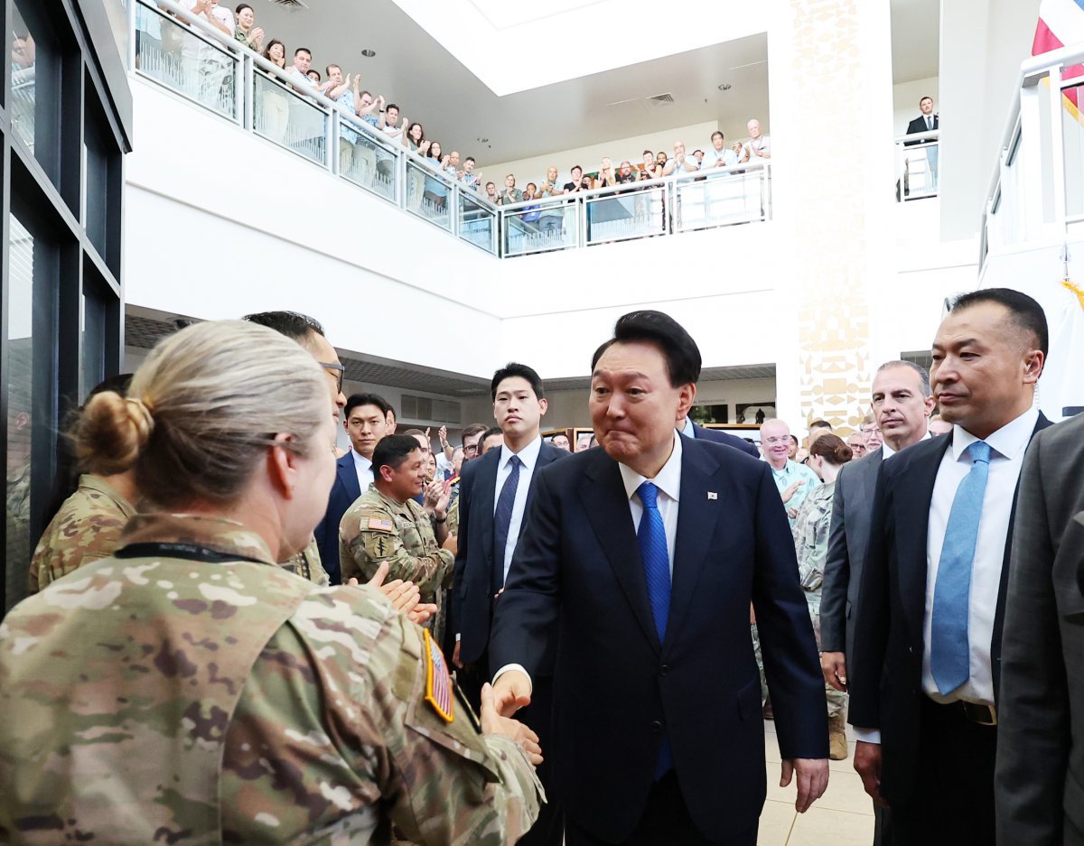 O presidente Yoon Seok-yul sai e saúda os soldados dos EUA após fazer um discurso encorajador em um evento de incentivo para soldados dos EUA realizado no Comando Indo-Pacífico dos EUA no dia 9 (hora local).  10/07/2024.  neoses