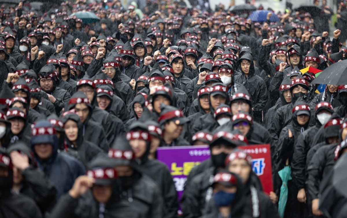 전국삼성전자노동조합 조합원들이 8일 오전 경기도 화성시 반월동 삼성전자 화성사업장에서 열린 총파업 결의대회에서 구호를 외치고 있다. 2024.7.8/뉴스1