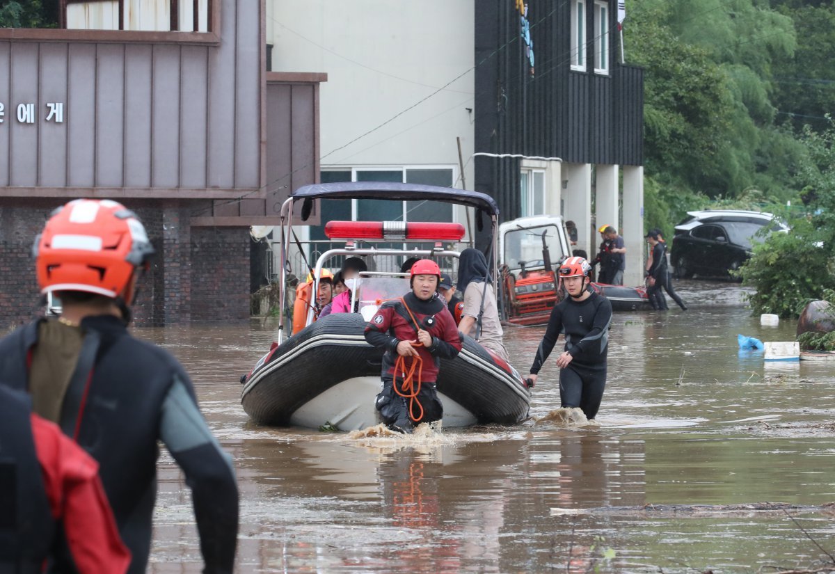 밤사이 내린 폭우로 대전 서구 용촌동 마을 전체가 침수됐다. 10일 오전 소방구조대원들이 주민을 구조하고 있다. 2024.7.10 뉴스1