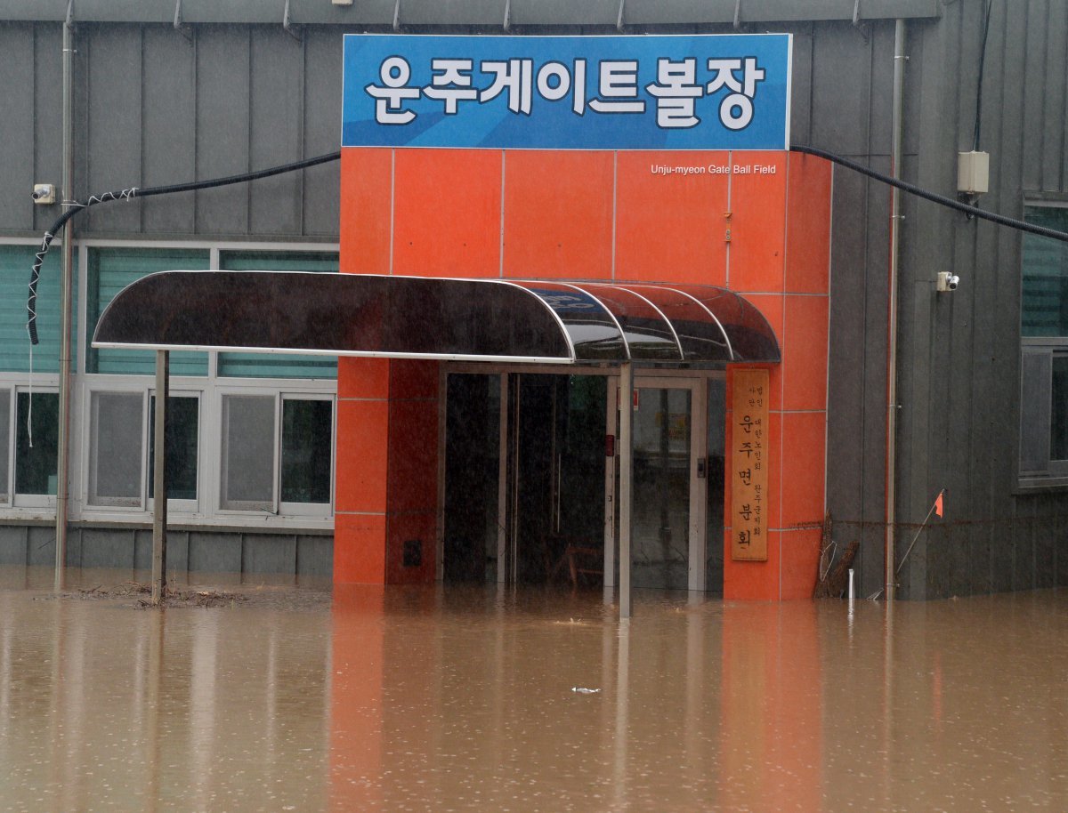 전북 곳곳에 호우주의보가 내려진 10일 전북 완주군 운주면 게이트볼장 입구가 빗물로 가득 차 있다. 2024.07.10.