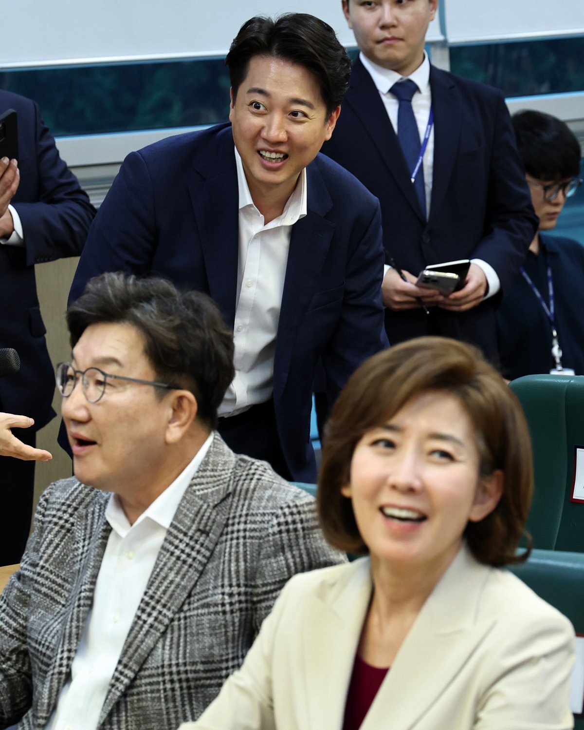 이준석 개혁신당 의원이 9일 오후 서울 여의도 국회의원회관에서 열린 ‘대한민국 핵잠재력 확보전략 정책토론회’에 참석하고 있다. 앞은 권성동, 나경원 국민의힘 의원. 2024.7.9/뉴스1