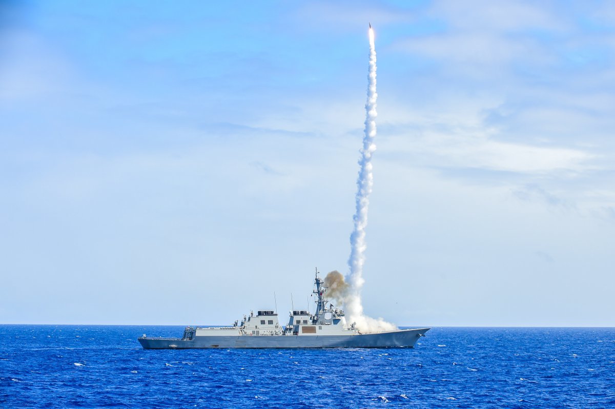 2024 환태평양훈련(림팩)에 참가 중인 우리 해군 이지스구축함 율곡이이함이 9일 오전(현지시각) 하와이 인근 해상에서 대공무인표적기를 향해 SM-2 함대공유도탄을 발사하고 있다. 해군 제공