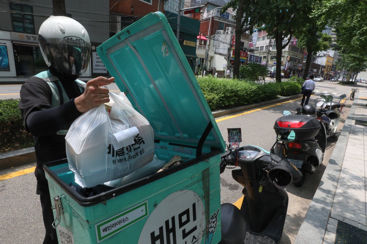 서울 종로구에서 라이더들이 음식을 배달하는 모습. /뉴스1