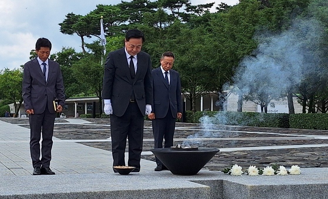 김두관 전 국회의원이 당권 도전을 선언하고 10일 오후 김해시 진영읍 봉화마을을 방문해 노무현 전 대통령 묘소를 참배하고 있다./뉴스1ⓒ news1 허충호 기자