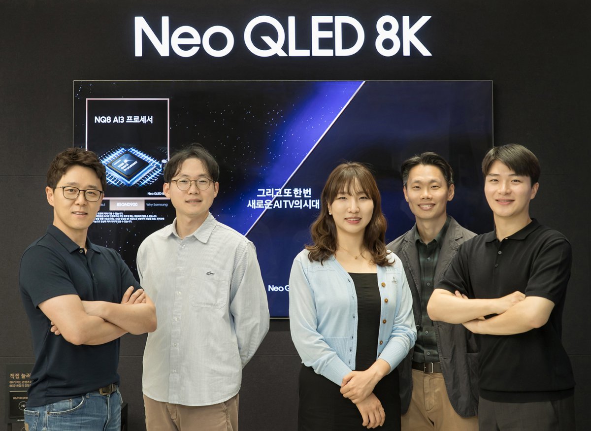 삼성전자의 ‘네오 퀀텀닷발광다이오드(QLED) 8K TV’를 개발한 영상디스플레이 사업부 개발자들. 김준섭 프로, 김상훈 프로, 강예영 프로, 황인우 프로, 황인상 프로(왼쪽부터). 삼성전자 제공