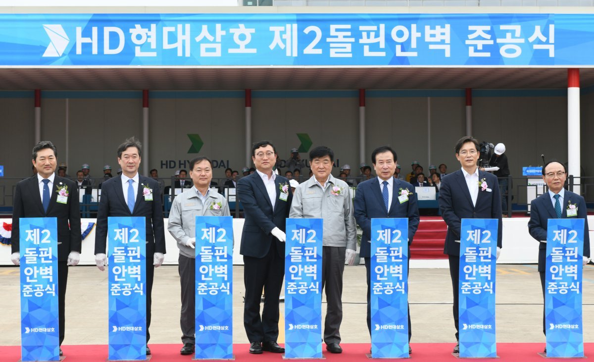 권오갑 HD현대 회장(왼쪽에서 다섯 번째)이 10일 전남 영암군 HD현대삼호 야드에서 열린 ‘제2돌핀안벽’ 준공식에 참석해 기념사진을 촬영하고 있다. HD현대 제공