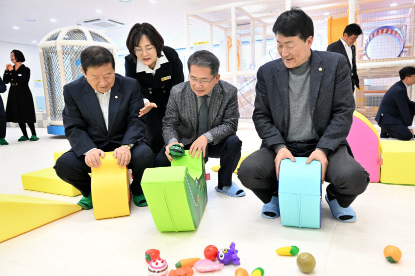 최근 대구 군위군 군위읍 군위군보건소 3층에 마련된 아이조아센터를 찾은 김진열 군위군수(앞줄 가운데)가 유아용 놀이도구를 살펴보고 있다. 대구 군위군 제공