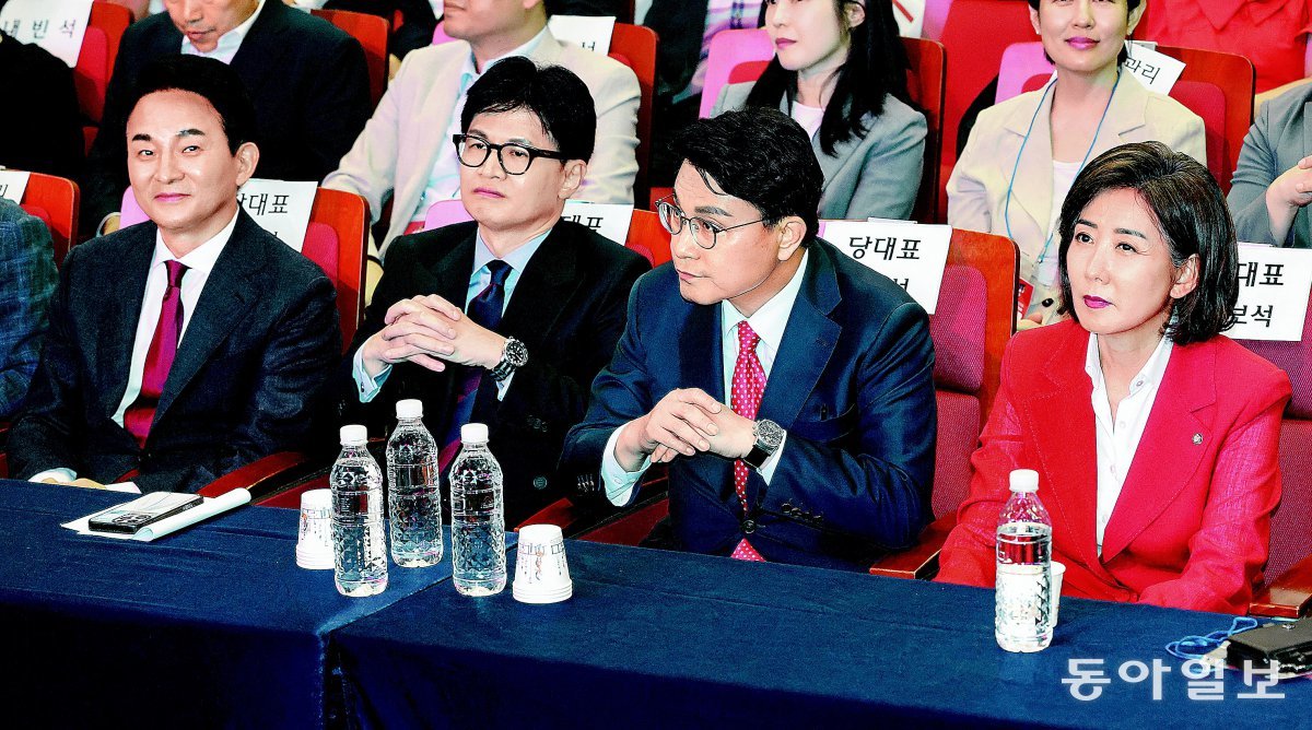 At the 4th People Power Party National Convention held at BEXCO in Busan on the 10th, the Busan-Ulsan-Gyeongnam joint speech meeting, Won Hee-ryong (from left), Han Dong-hoon, Yoon Sang-hyun, and Na Kyung-won, the party's representative candidates, are sitting and listening to congratulatory speeches. Busan=Reporter Park Hyeong-gi oneshot@donga.com