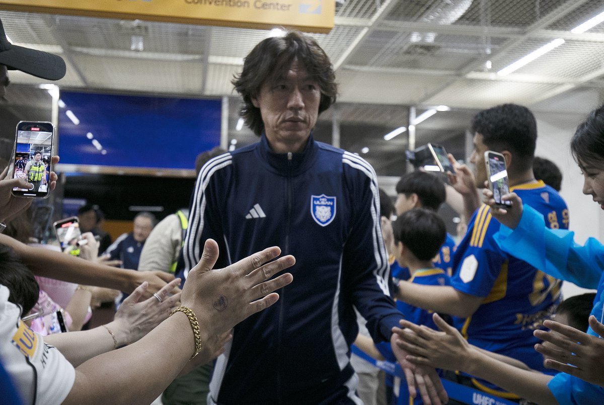 홍명보 프로축구 K리그1 울산 HD 감독이 10일 울산문수경기장에서 광주FC를 상대로 ‘하나은행 K리그1 2024 22라운드’ 홈 경기를 위해 경기장에 들어서고 있다. 홍명보 감독은 이날 한국 축구 국가대표팀 감독직을 수락한 이후 처음 팬들 앞에 섰다.2024.7.10/뉴스1