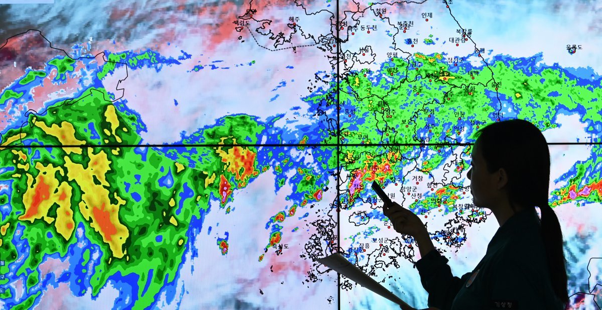 장맛비가 내린 9일 경기도 수원시 권선구 수도권기상청에서 예보관이 비구름의 이동 경로를 예의주시하고 있다. 뉴시스