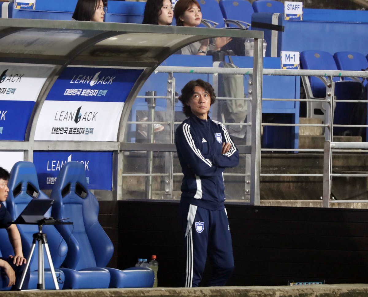 홍명보 울산HD 감독이 10일 울산 문수경기장에서 열린 울산HD와 광주FC의 경기에서 경기를 지켜보고 있다. 홍명보 감독은 이날 한국 축구 국가대표팀 감독직을 수락한 이후 처음으로 모습을 보였다.2024.7.10 뉴스1