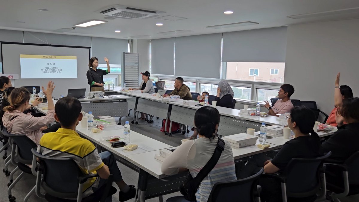 지난달 서울 용산구 갈월종합사회복지관에서 강사가 학부모들을 대상으로 부모교육을 진행하고 있다. 용산구는 다문화가정 25가구를 대상으로 자녀별 맞춤 인공지능(AI) 교육을 통해 학습 격차를 줄일 수 있는 ‘웰컴 투 KOREA!’를 진행하고 있다. 용산구 제공