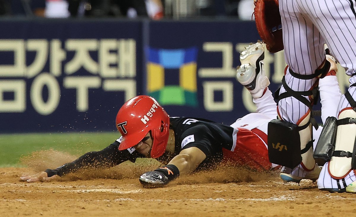 10일 오후 서울 송파구 잠실야구장에서 열린 프로야구 ‘2024 신한 SOL 뱅크 KBO리그’ KIA 타이거즈와 LG 트윈스의 경기, KIA 김도영이 9회초 2사 1루에서 최형우의 안타 때 홈으로 쇄도해 세이프 되고 있다. 2024.7.10 뉴스1