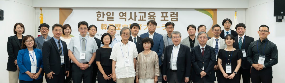 10일 ‘한일 역사교육 포럼’에서 박지향 동북아역사재단 이사장(첫째 줄 오른쪽에서 다섯 번째)과 한일 역사 교과서 집필진이 기념 
촬영을 하고 있다. 이날 양국 학자들은 교과서 문제를 비롯해 양국 간 역사 인식의 차이를 좁히기 위한 의견을 교환했다. 
동북아역사재단 제공