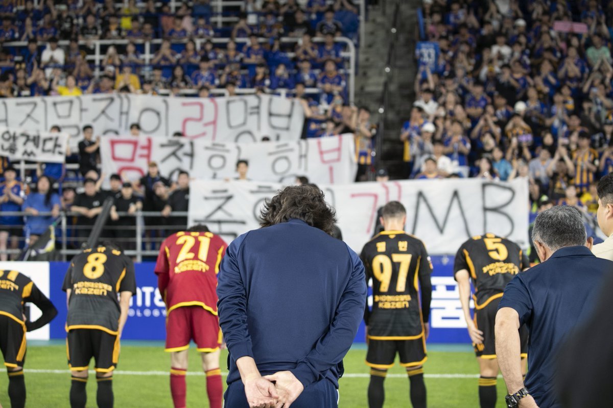 홍명보 울산HD 감독이 10일 울산 문수경기장에서 열린 프로축구 울산HD와 광주FC의 경기를 끝내고 울산HD 팬석을 향해 허리 숙여 인사하고 있다.2024.7.10. 뉴스1