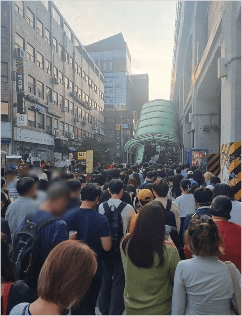 11일 여러 온라인 커뮤니티에는 “요즘 난리 난 성수역 퇴근 시간 근황”이라는 제목의 글이 확산되고 있다./사진=온라인 커뮤니티 갈무리