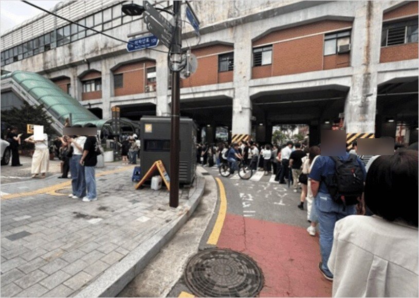 11일 여러 온라인 커뮤니티에는 “요즘 난리 난 성수역 퇴근 시간 근황”이라는 제목의 글이 확산되고 있다./사진=온라인 커뮤니티 갈무리