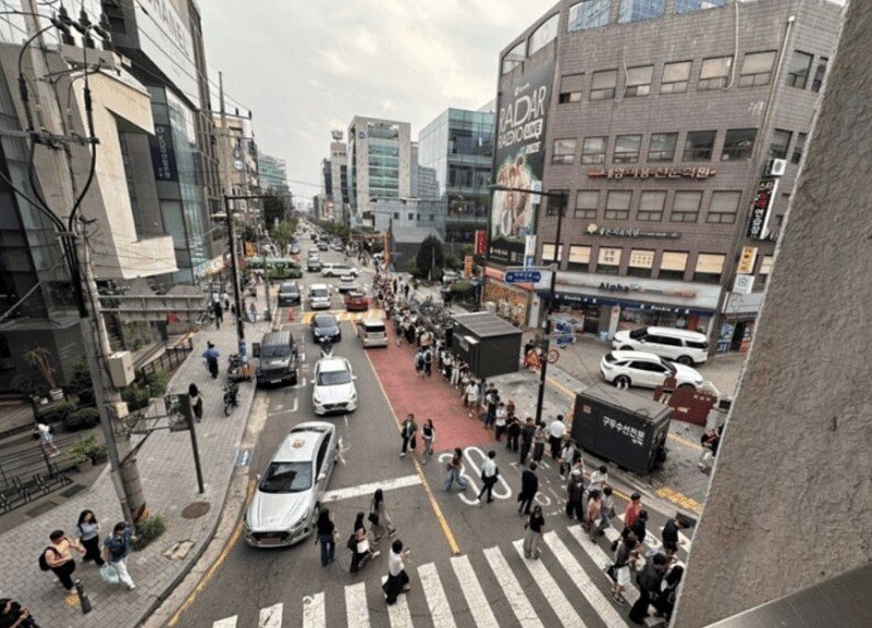 11일 여러 온라인 커뮤니티에는 “요즘 난리 난 성수역 퇴근 시간 근황”이라는 제목의 글이 확산되고 있다./사진=온라인 커뮤니티 갈무리