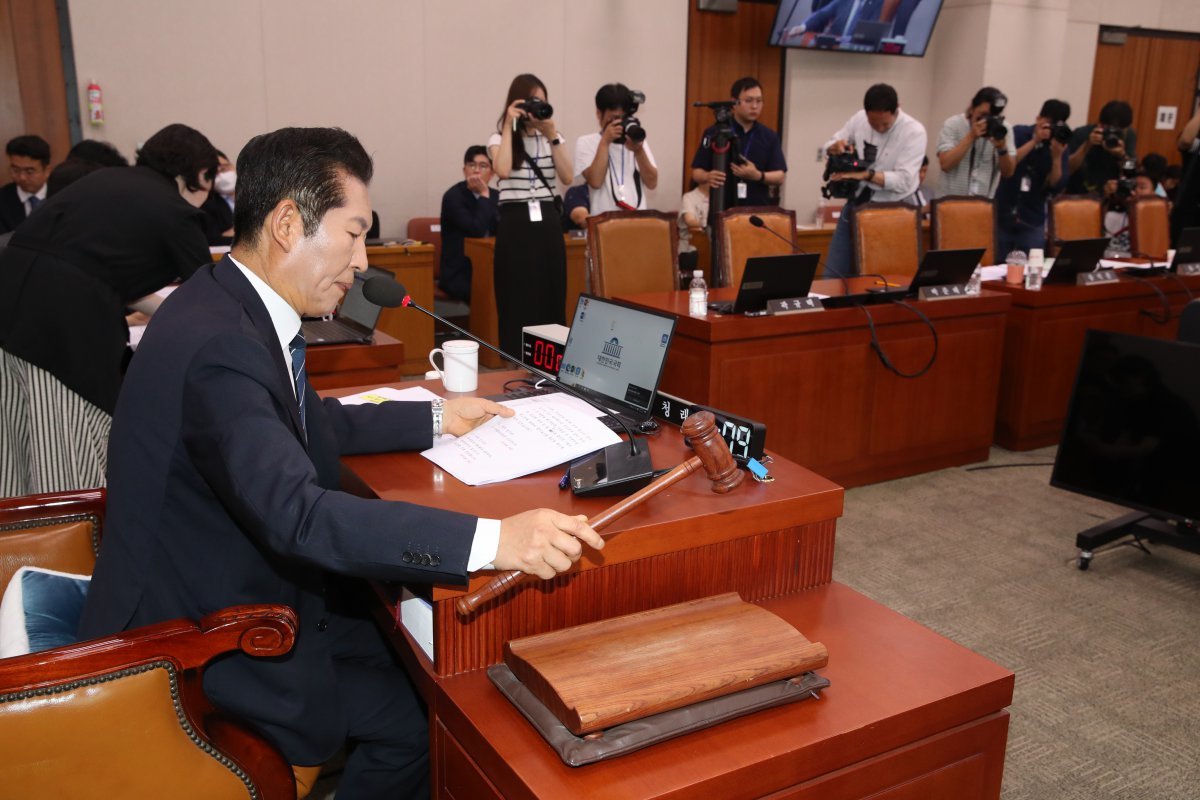 정청래 국회 법사위원장이 9일 오후 서울 여의도 국회에서 열린 법제사법위원회 전체회의에서 윤석열 대통령 탄핵소추안 즉각 발의 요청에 관한 청원 관련 청문회 증인·참고인 출석 요구의 건을 가결하고 있다. 이날 국민의힘 의원들은 정 위원장의 의사진행에 항의하며 회의장을 퇴장했다.2024.7.9/뉴스1