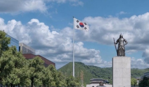 서울시가 광화문광장에 100m 높이의 태극기 게양대를 설치하는 계획을 11일 사실상 철회했다. 사진은 서울시가 발표한 태극기 게양대 조감도. 서울시 제공