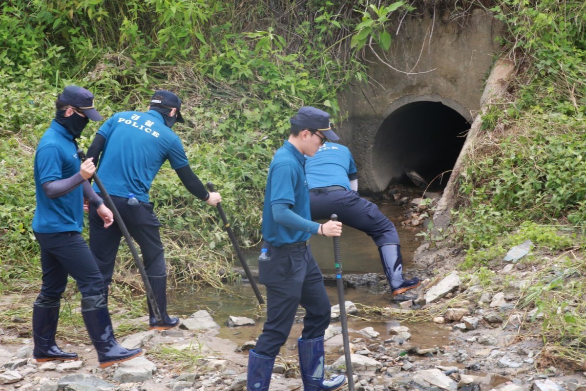 전북경찰청 경찰관들이 12일 오전 지난 10일 전북 익산시 금마면의 한 펜션으로 동아리 엠티(MT)를 왔다가 폭우로 실종된 대학생을 수색하고 있다. 뉴스1