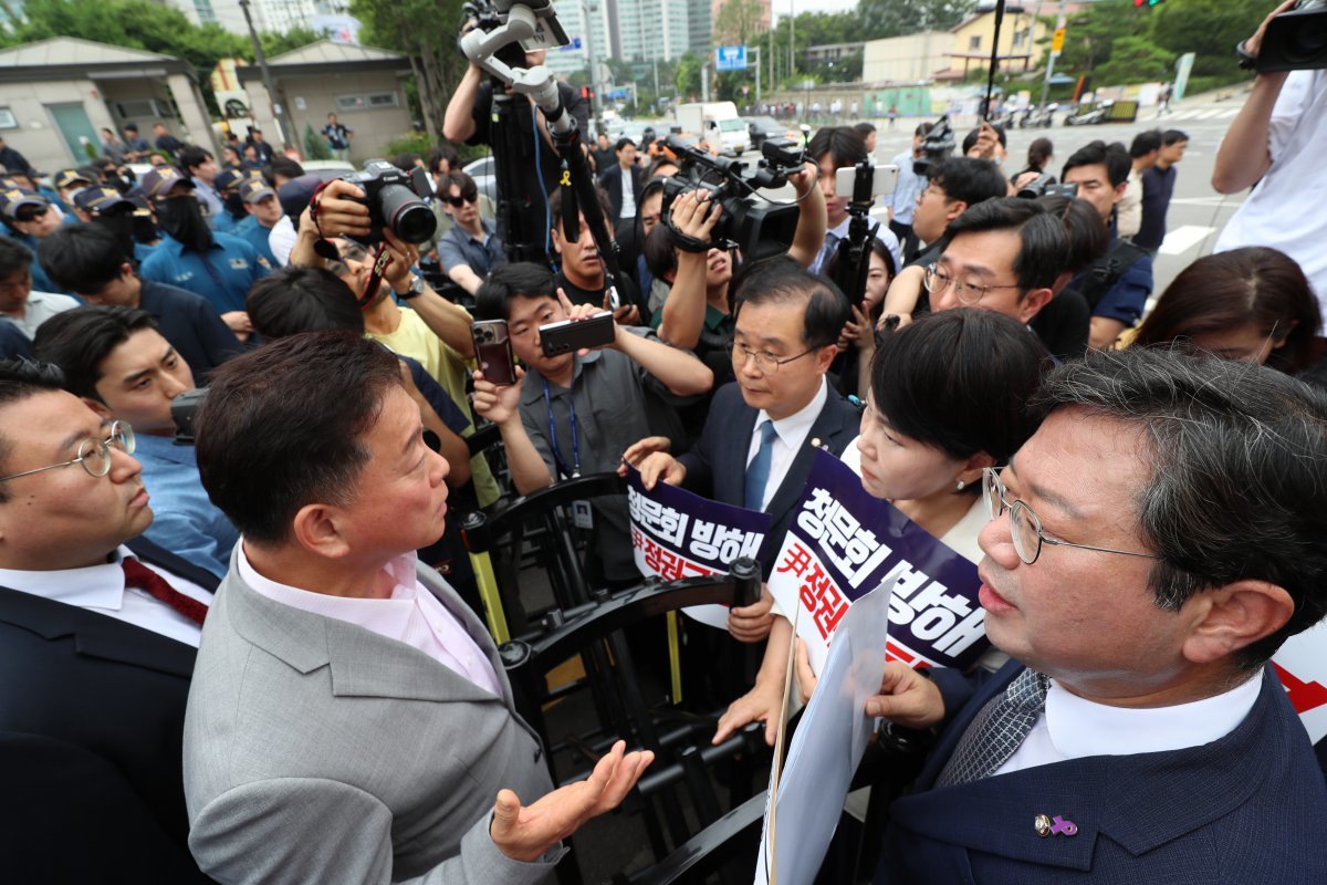 더불어민주당의 김승원 법사위 간사와 전현희, 박은정, 이건태, 장경태 의원 등 국회 법사위원들이 12일 오전 서울 용산 대통령실 앞에서 김건희 여사 등 대통령 탄핵발의청원 증인 출석 요구서 대리 수령 약속 번복을 항의하고 있다. 왼쪽은 김명연 대통령실 정무비서관. (공동취재) 2024.7.12/뉴스1