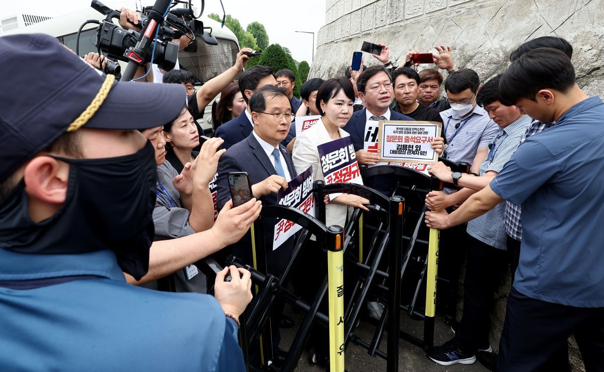 국회 법제사법위원회 더불어민주당 소속 이건태(왼쪽부터), 전현희 의원과 김승원 간사 등이 12일 오전 서울 용산 대통령실 앞에서 김건희 여사 등 대통령 탄핵발의청원 증인 출석 요구서 대리 수령 약속 번복을 항의하고 있다. (공동취재) 2024.7.12/뉴스1