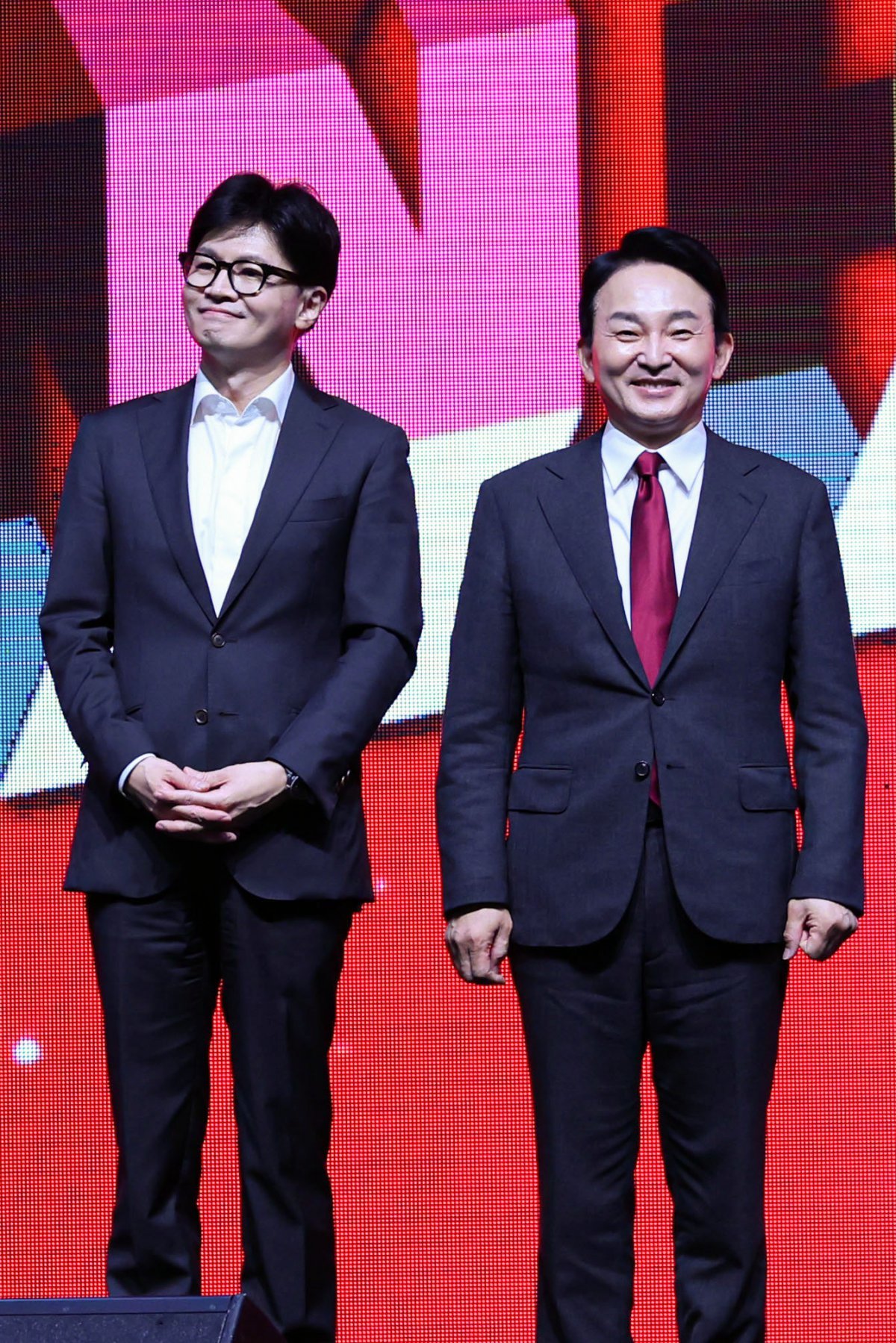 Candidates Han Dong-hoon (left) and Won Hee-ryong, running for People Power Party leadership. Newsis