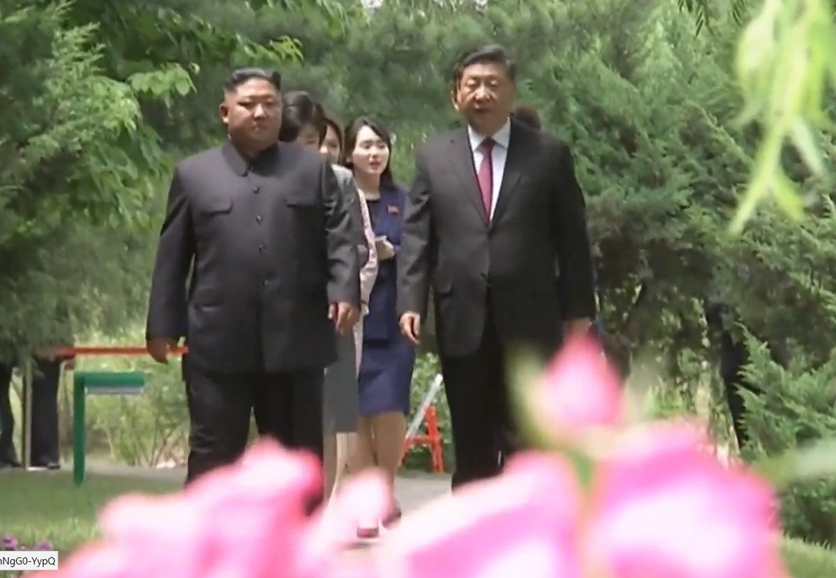 시진핑 중국 국가주석이 21일 김정은 북한 국무위원장과 함께 평양 금수산영빈관을 산책하고 있다.(CCTV 캡쳐) 2019.6.21/뉴스1