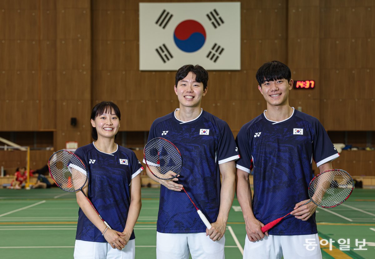 한국 배드민턴 대표 서승재(가운데)가 충북 진천선수촌에서 혼합복식 파트너 채유정(왼쪽), 남자복식 파트너 강민혁과 함께 카메라 앞에 섰다. 서승재는 26일(현지 시간) 개막하는 파리 올림픽에서 한국 배드민턴 역사상 올림픽 단일 대회 첫 2관왕에 도전한다. 진천=이한결 기자 always@donga.com