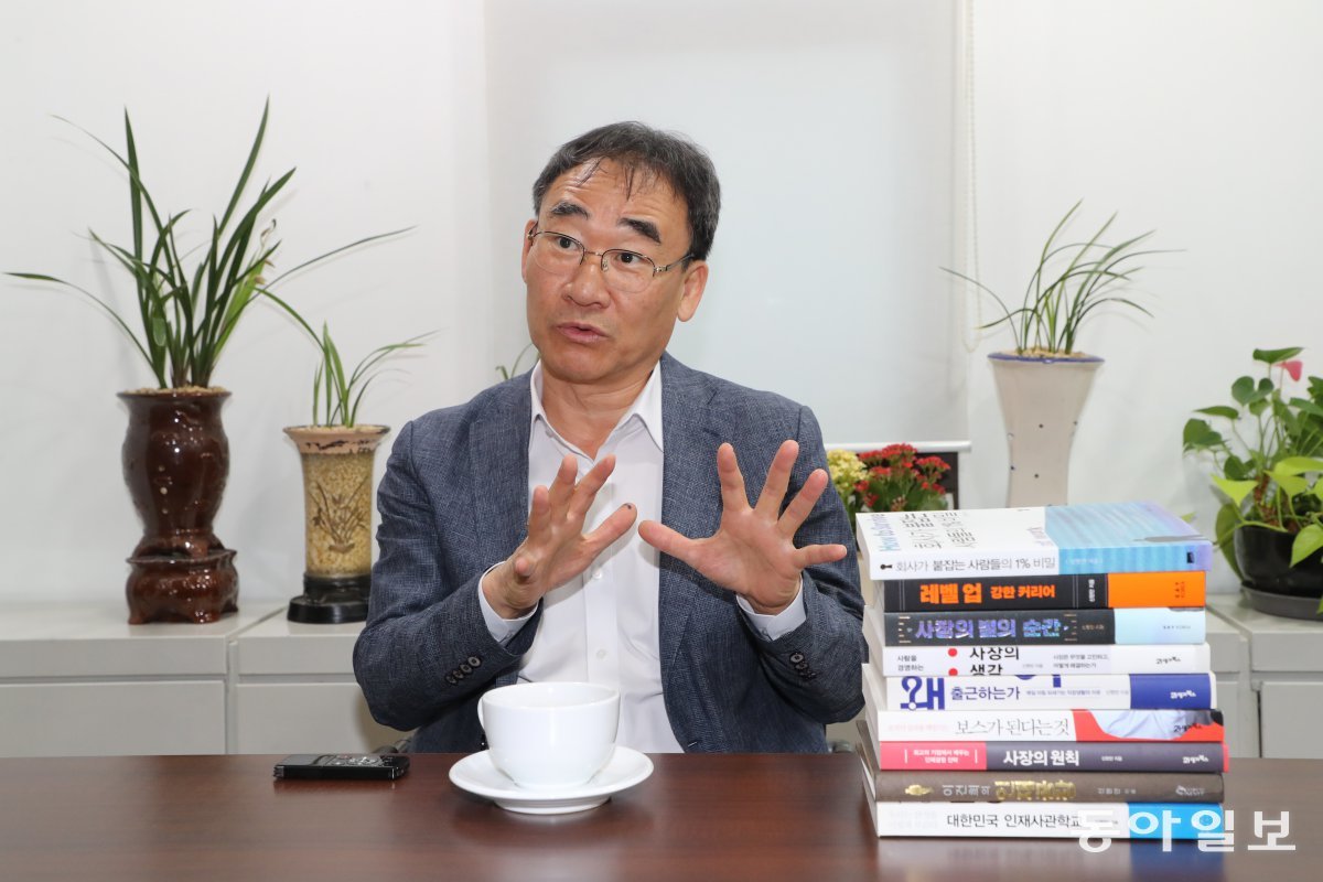 After founding a headhunting company, he wrote about 10 books on work life, leadership, and career management. He said he hoped the company would be promoted through publication. Reporter Kim Dong-ju zoo@donga.com