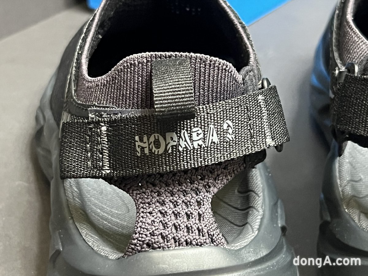 Hoka Hopara 2 heel velcro style heel strap. This is a feature that the Hopara 1 does not have.