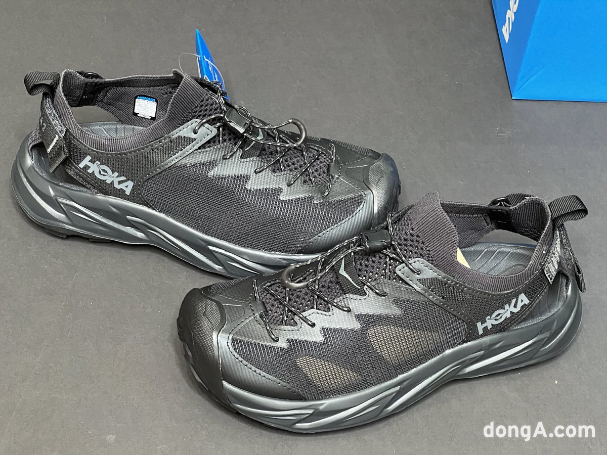 I tried putting a paper shoe tree on only one side of the Hoka Hopara 2.