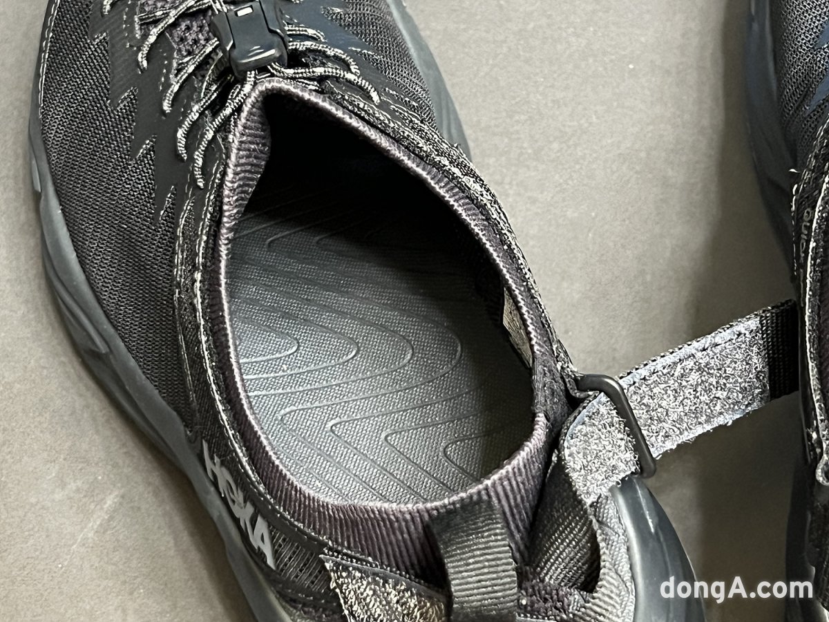 Inside the Hoka Hopara 2. There is no insole. The material composition focuses on dryness and water resistance.