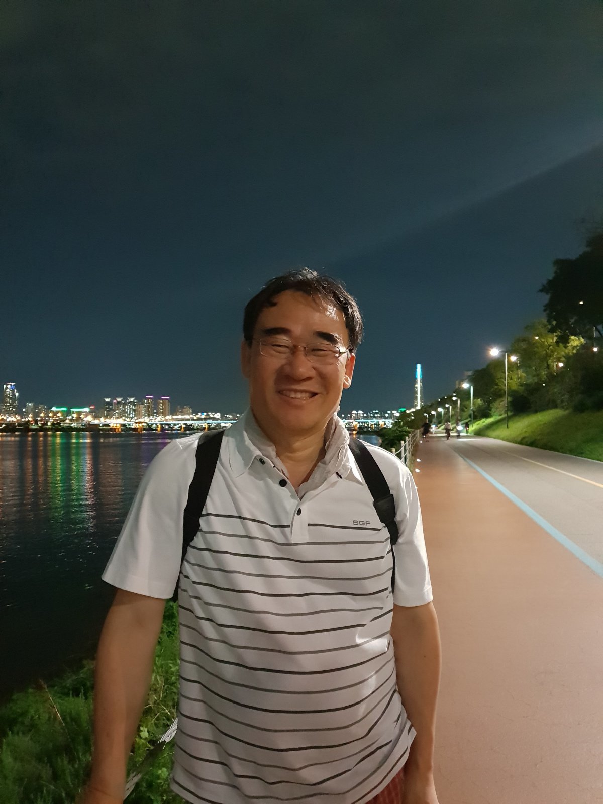 Walking is my hobby. Before going down to Hongcheon, I spent my weekends mostly walking and hiking. When I get stuck, I walk along the Han River or Yangjae Stream on my way home from work for an hour or two to clear my head. Provided by Shin Hyun-man