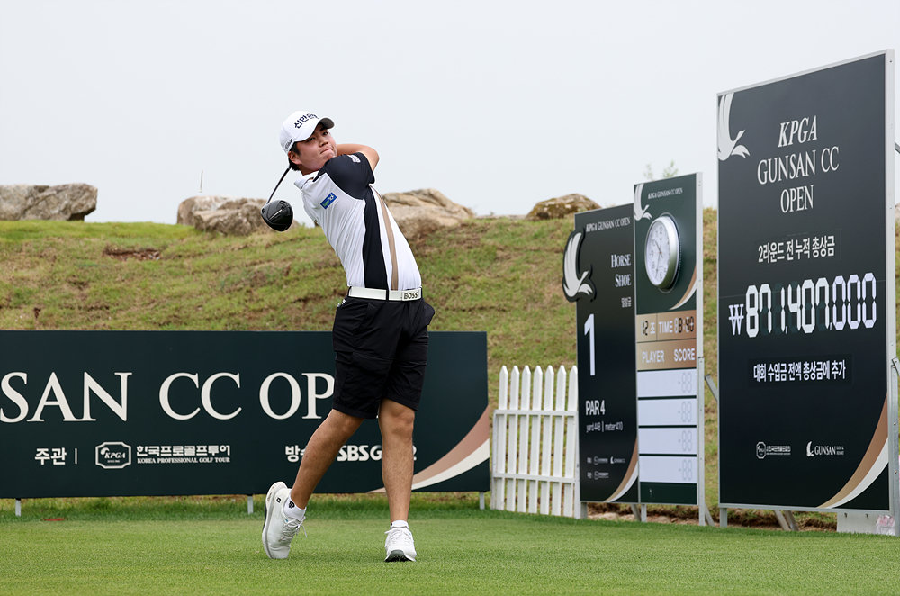 Jang Yu-bin, wearing shorts, is making a cool driver shot on the first hole during the second round of the Gunsan CC Open on the 12th. Courtesy of KPGA