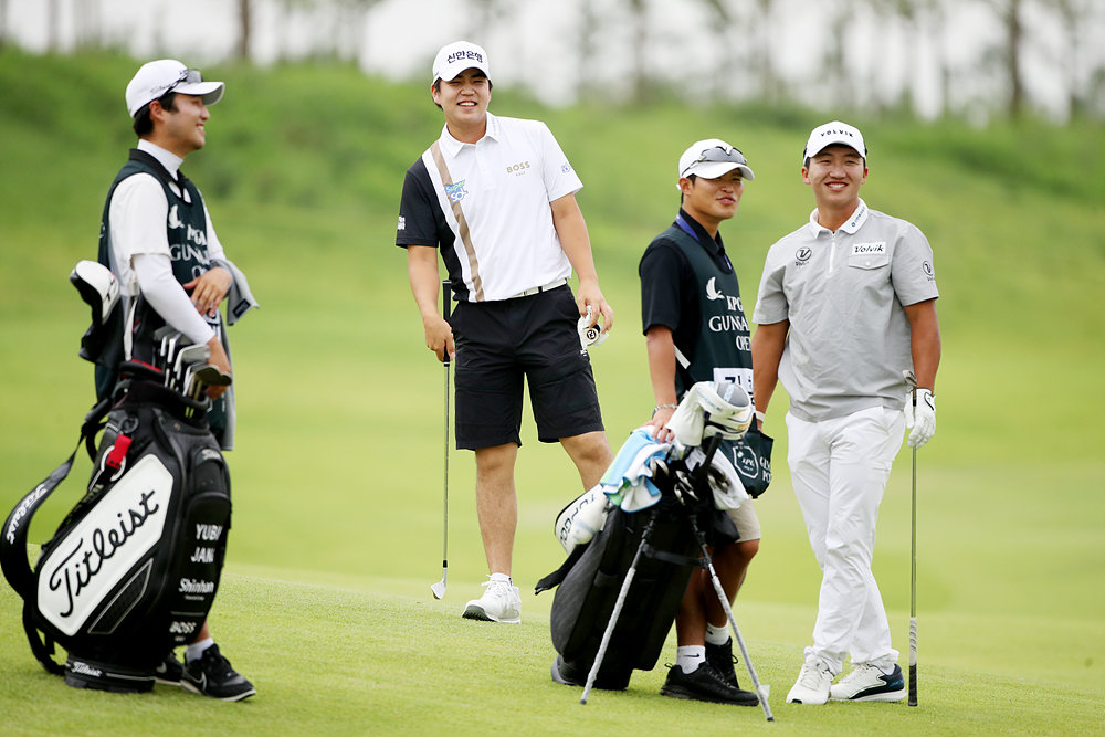 장유빈이 1, 2라운드에서 동반 라운드를 한 김홍택과 경기 중 밝게 웃고 있다. KPGA 제공