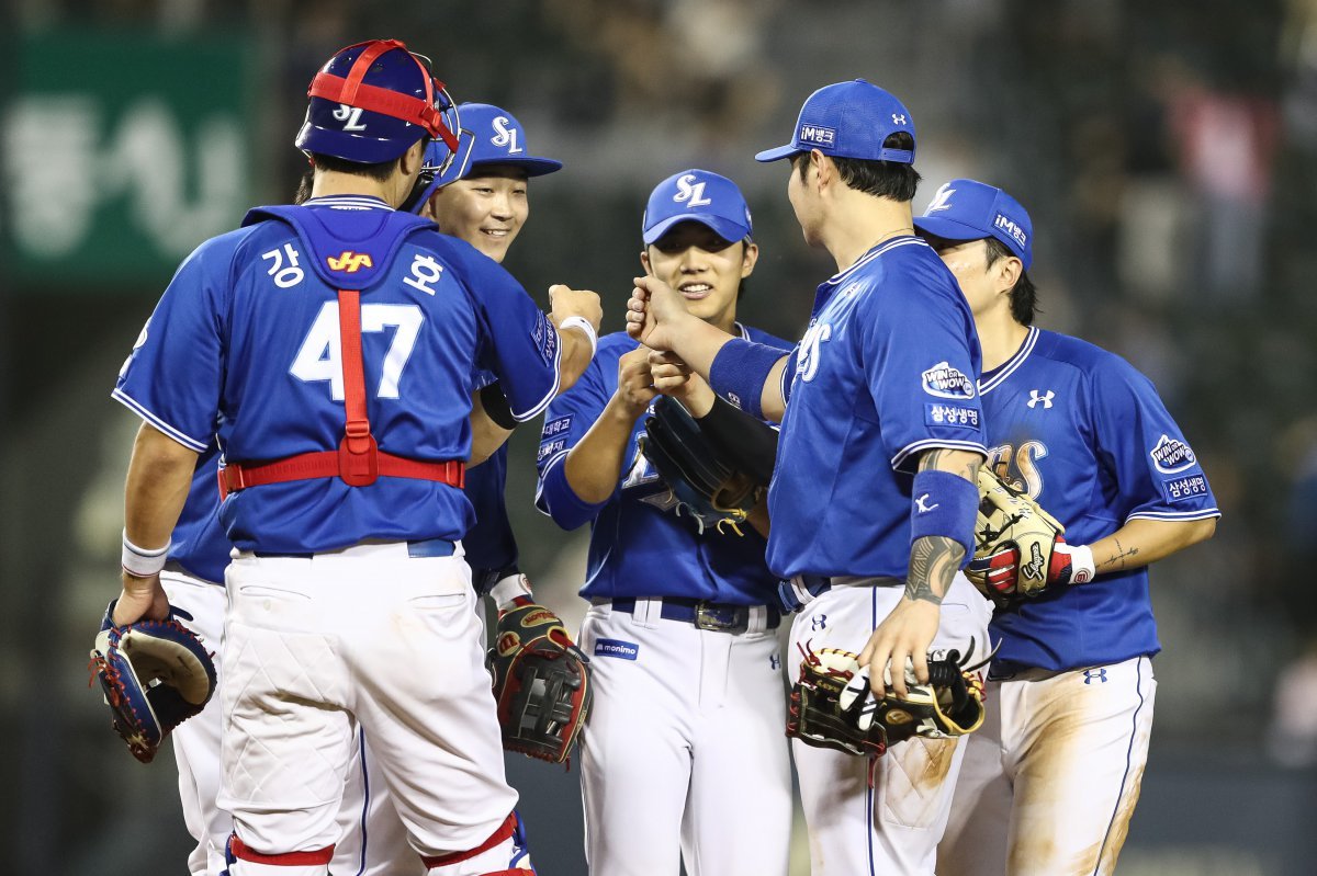 (Seoul = News 1) Reporter Seung-Kwan Yoo = Samsung players are celebrating their 9-5 victory in the professional baseball '2024 Shinhan SOL Bank KBO League' match between Samsung Lions and Doosan Bears held at Jamsil Baseball Stadium in Songpa-gu, Seoul on the 12th. 2024.7.12/News 1