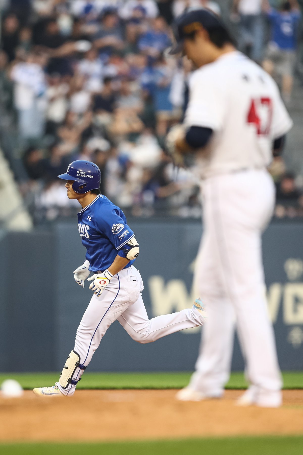 (Seoul = News 1) Reporter Seung-Kwan Yoo = In the professional baseball game between Samsung Lions and Doosan Bears held at Jamsil Baseball Stadium in Songpa-gu, Seoul on the 12th, Lee Seong-gyu is circling the bases after hitting a two-run home run in the top of the third inning with two outs and a runner on first base. 2024.7.12/News 1