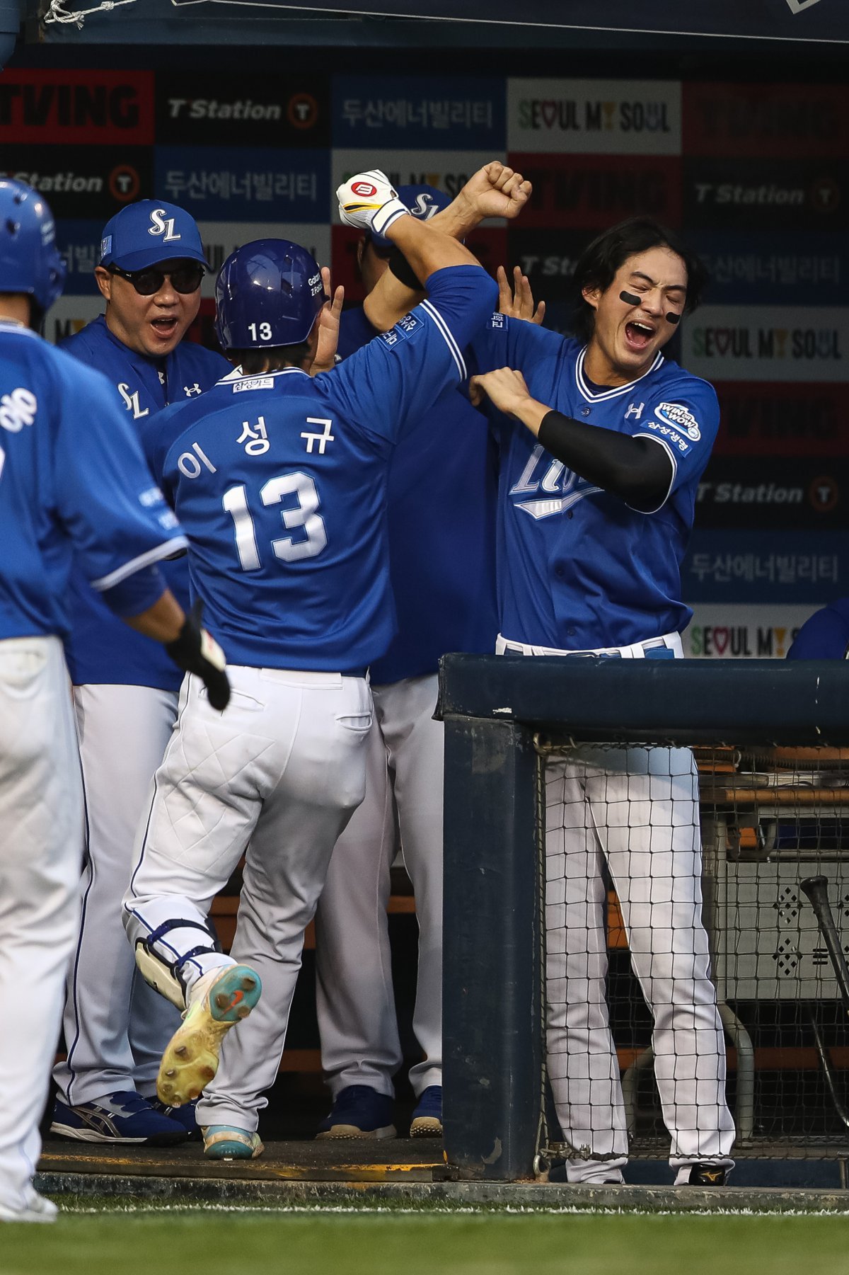 (Seoul = News 1) Reporter Seung-Kwan Yoo = In the professional baseball game between Samsung Lions and Doosan Bears held at Jamsil Baseball Stadium in Songpa-gu, Seoul on the 12th, Lee Seong-gyu shares his joy with Koo Ja-wook after hitting a two-run home run in the top of the third inning with two outs and a runner on first base for Samsung in the '2024 Shinhan SOL Bank KBO League'. 2024.7.12/News 1