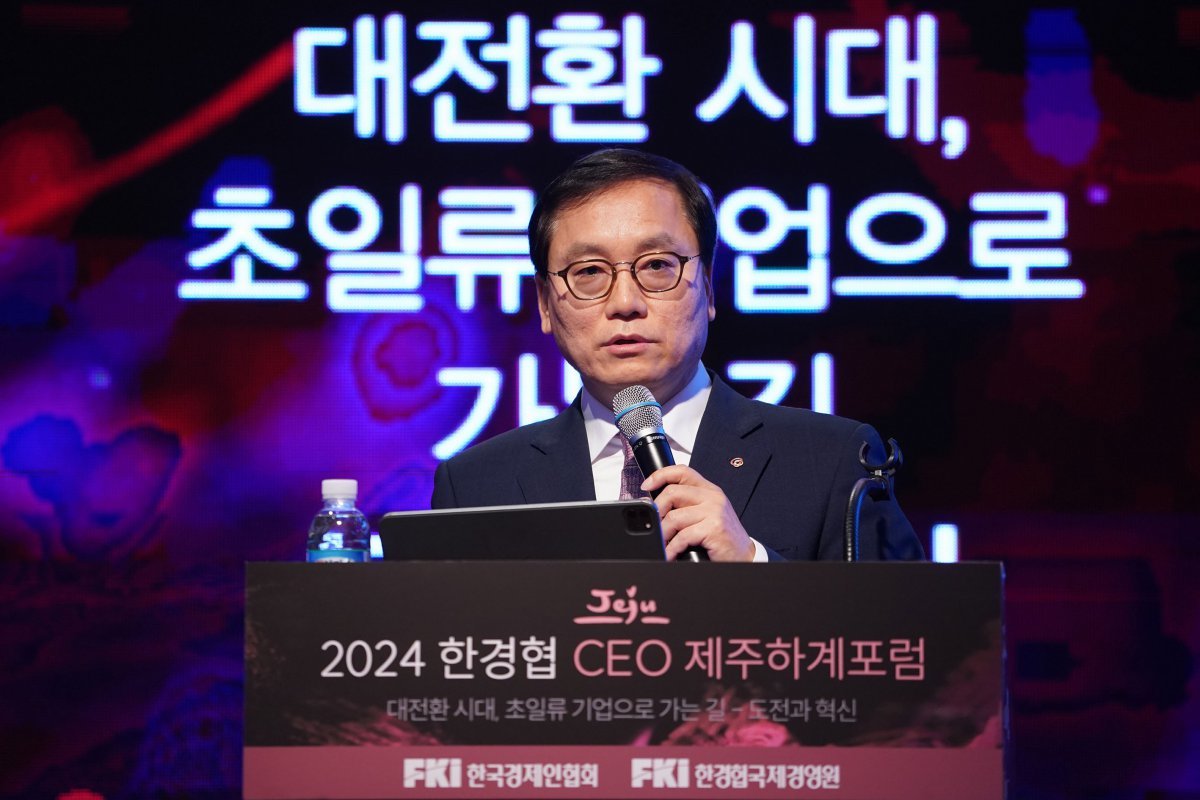 신현우 한화에어로스페이스 사장이 13일 제주 롯데호텔에서 열린 ‘2024 한경협 CEO 제주하계포럼’에 참석해 '우주를 향한 도전, 한국은 어떻게 경쟁할 것인가'를 주제로 발표하고 있다. (사진=한경협 제공)