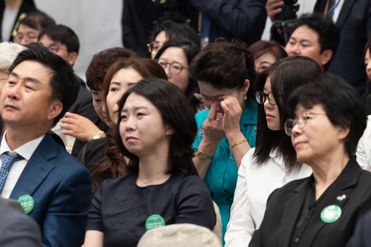 14일 청와대 영빈관에서 열린 ‘제1회 북한이탈주민의날 기념식’에 참석한 탈북민들이 윤석열 대통령의 기념사를 들으며 눈물을 흘리고 있다. 2024.7.14 대통령실 홈페이지