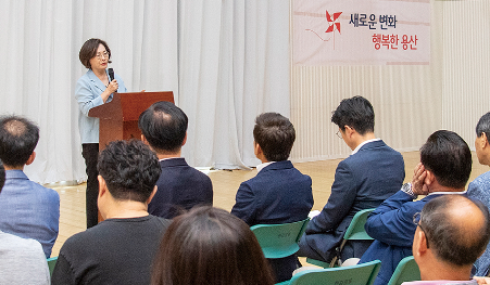 박희영 용산구청장이 주민설명회에서 임시 공공주차장에 관해 설명하고 있다. 용산구 제공