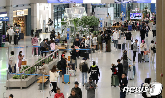 관세청이 3주간 휴대품 집중단속을 실시한다. 인천국제공항 입국장 모습. 뉴스1