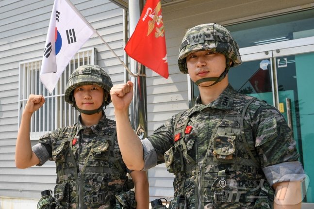 해병대 1사단 해안부대 장병들이 해안순찰 중 도로에 쓰러져 있던 80대 A 씨를 구조한 사실이 뒤늦게 알려졌다. 송영찬 대위와 최성은 중사, (해병대 1사단제공) 2024.7.15/뉴스1