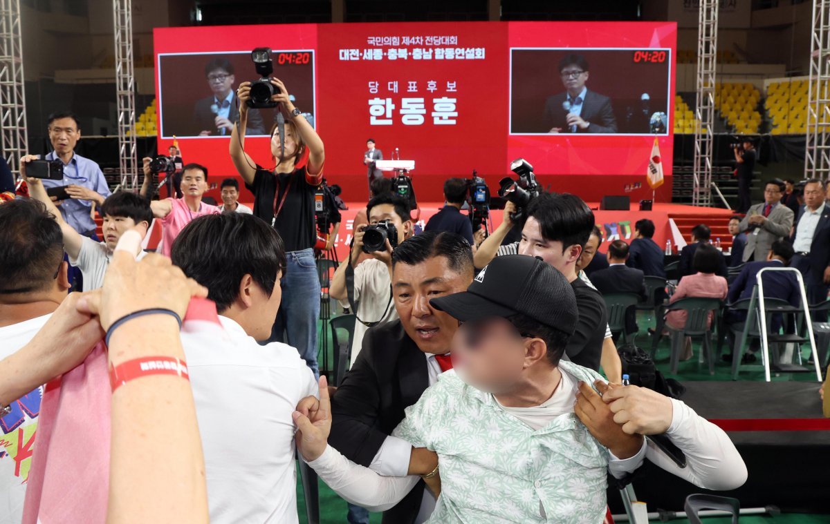 At the joint speech of Daejeon, Sejong, Chungcheongbuk-do, and Chungcheongnam-do at the 4th National Convention of the People Power Party held at the Yu Gwan-sun Gymnasium in Cheonan, South Chungcheong Province on the afternoon of the 15th, some of the attendees were shouting at candidate Han Dong-hoon, who was giving a speech, calling him a 