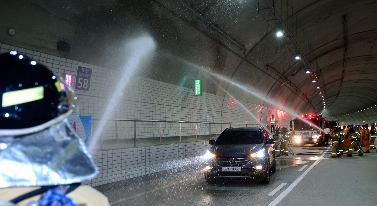 서울 강남순환도로 봉천터널 안에서 화재대응 훈련을 하고 있는 소방대원들 (본문과 관련 없음) 2016.7.20/뉴스1