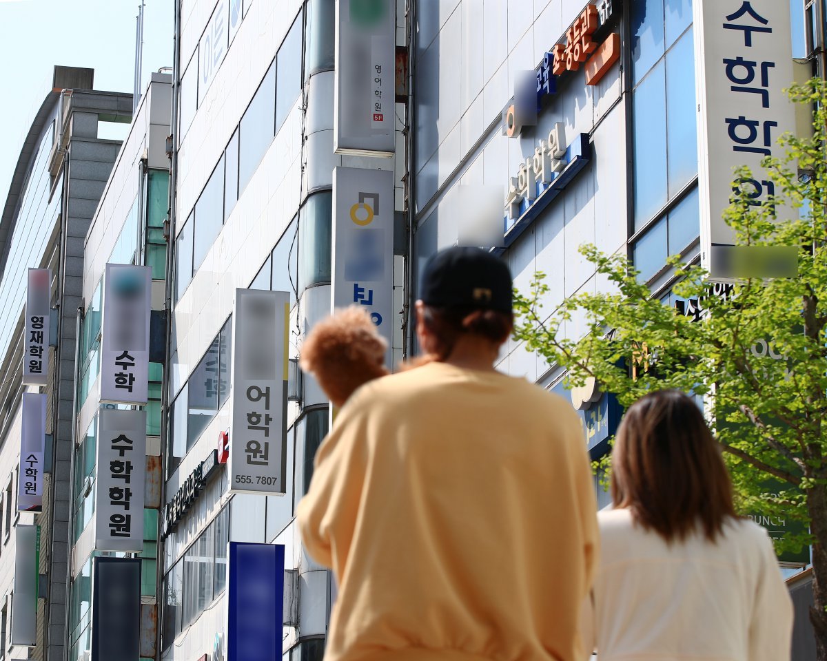 서울 강남구 대치동 학원가 앞으로 시민이 지나고 있다. (사진은 기사와 직접 관련 없음).ⓒ News1