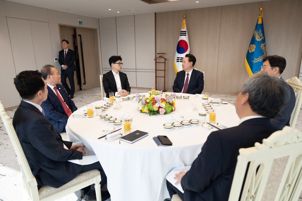 윤석열 대통령이 지난 1월 29일 용산 대통령실 청사에서 열린 국민의힘 지도부와의 오찬에서 한동훈 비대위원장과 대화를 나누고 있다. (대통령실 제공) 2024.1.29/뉴스1