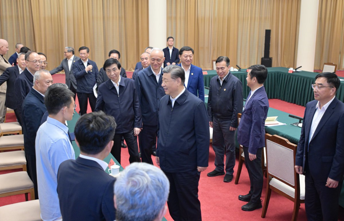 시진핑(習近平) 중국 국가주석이 5월 23일 중국 산둥성에서 열린 심포지엄에 참석한 기업 및 학계 대표들과  인사를 나누고 있다.  신화·뉴시스